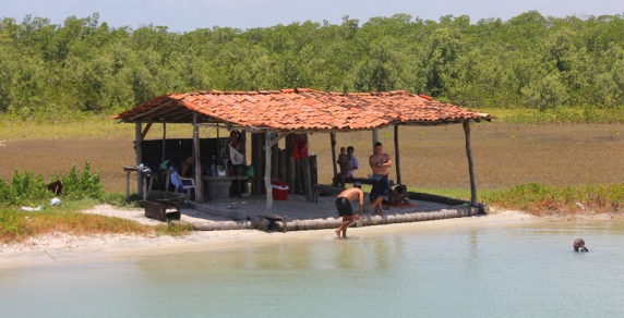 Barraco de pescadores da Barra do Cunhaú no lado esquerdo do rio que é usado para guarda material de pesca e serve de abrigo no lazer de fim de semana.