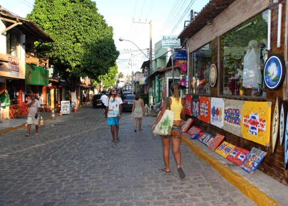 Avenida dos Golfinhos, na vila de Pipa, no final de tarde.