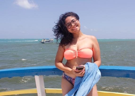 A jornalista Letícia Lima, de Fortaleza (CE), no passeio de barco da Marina Badauê, na praia de Pirangi.