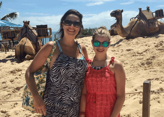 Erica Bauer com a filha Cristiane na praia de Genipabu, com os dromedários ao fundo, no passeio de buggy
