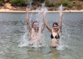 O casal Nícolas e Andyara, de São Paulo, no banho na lagoa de Alcaçuz, durante o passeio de quadriciclo da Terra Molhada.
