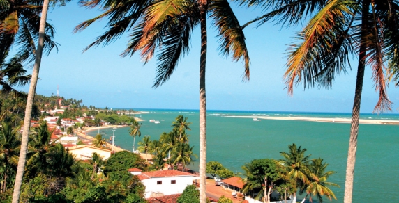 Vista da barra do rio Cunhaú que desagua no oceano, com a vila dos moradores ficando na margem esquerda.