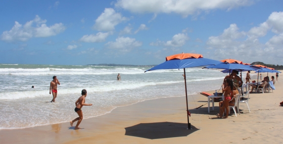 Praia semi deserta no lado direito da foz do rio Cunhaú.