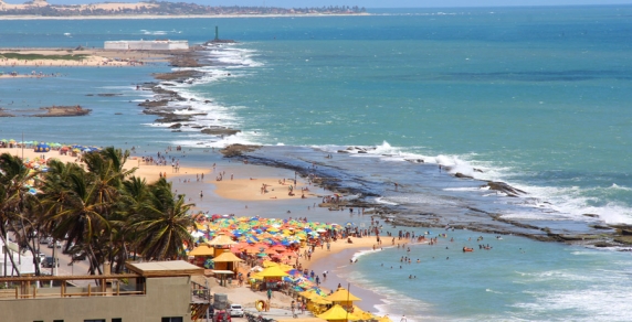 Vista da praia do Meio e a formação de arrecifes.