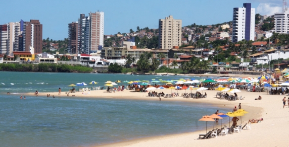 Praia do Meio e ao fundo a praia dos Artistas