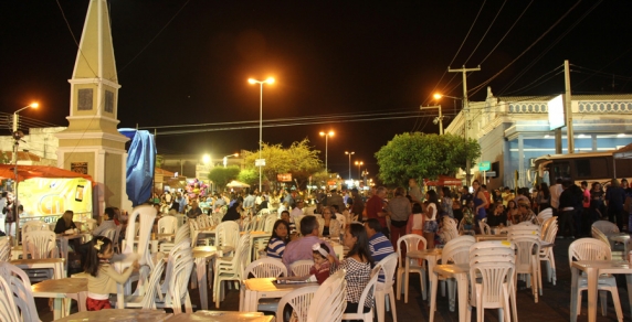 A festa popular de Sant'Ana é realizada na rua e atrai muita gente para Currais Novos