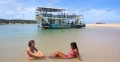 Passeio ecológico de barco da Naturezatur leva os turistas para um banho no lado direito do rio Cunhaú, já próximo de sua foz.