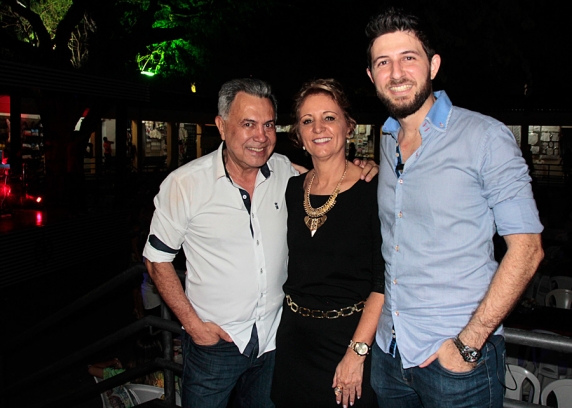 O casal Barbosa e Sílvia com o filho Eric que comanda o Forró com Turista desde 1987.