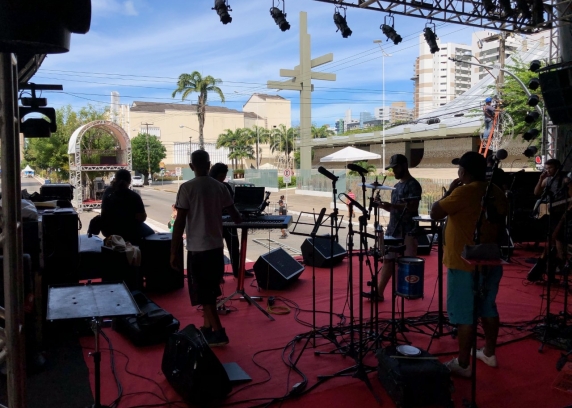 O palco fica com a frente para a 
Catedral
