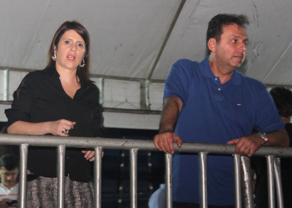 O prefeito de Natal, Carlos Eduardo, com a mulher Andréa, assisti do camarote o show de Zeca Baleiro..