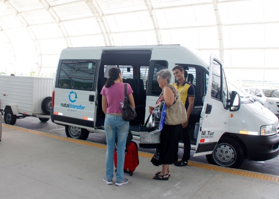 Turistas pegando a Van da Natal Transfer no aeroporto de São Gonçalo com destino a praia de Ponta Negra