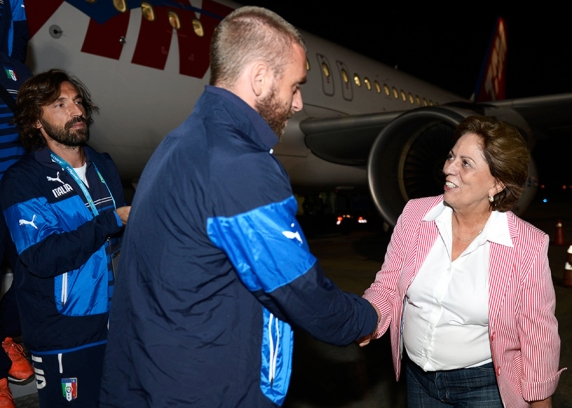 Governadora recebeu no domingo à noite a seleção da Itália (foto divulgação do governo)