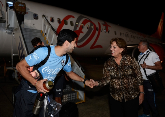 Governadora recepciona o atacante Luis Soares da seleção do Uruguai