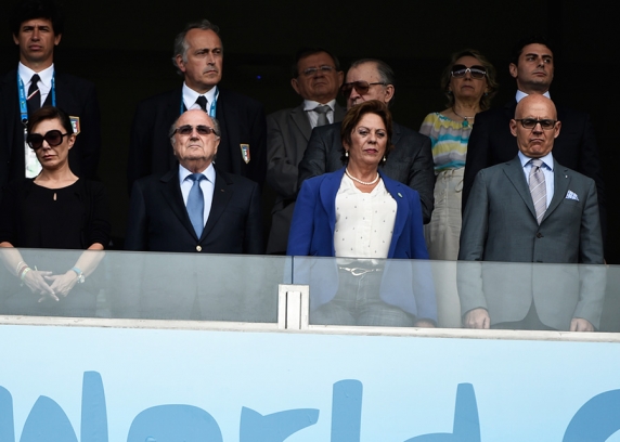 O presidente da Fifa, Josef Blatter, assistiu Itália e Uruguai ao lado da governadora Rosalba Ciarline. Foto de Elisa Elsie, governo do RN.