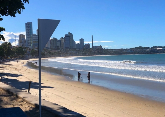 Os turistas que ainda ficaram na cidade circulam na praia, os natalenses desapareceram.