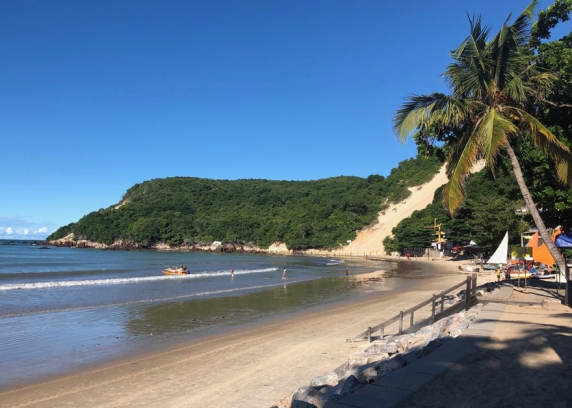 Praia de Ponta Negra nas proximidades do Morro do Careca só tem os pescadores