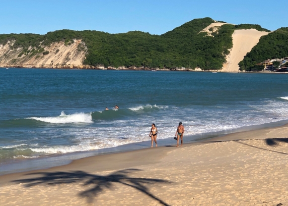 Casal de turista solitário ainda circulavam na praia de Ponta Negra na tarde de sexta-feira, 27 de março.