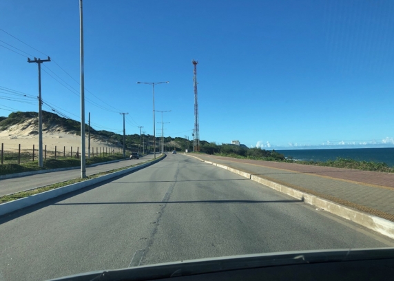 O confinamento na cidade deixou deserta a avenida Dinarte Mariz, a Via Costeira, beira-mar, que liga a praia de Ponta Negra as praias Urbanas de Miami Beach, Areia Preta, Artistas, Meio e do Forte.