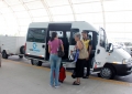 Turistas pegando a Van da Natal Transfer no aeroporto de São Gonçalo com destino a praia de Ponta Negra