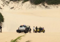 Fim do passeio. Polícia Florestal aborda buggy que fazia passeio nas dunas de Genipabu mesmo com restrições do decreto do Governo .