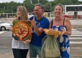 Reis Magos distribuiu nesta segunda-feira pizza para casal de torcedores da Itália, em frente o Praia Shopping, em Ponta Negra.