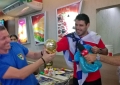 Torcedor italiano brinca com o  uruguaio pegando uma réplica da taça da Fifa 2014 que o torcedor da Celeste carregava.