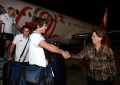 O zagueiro Lugano cumprimenta a governadora Rosalba Ciarline após descer do avião na base área de Natal 