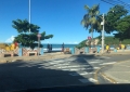 Na praia de Ponta Negra poucas pessoas ainda circulam no calçadão.