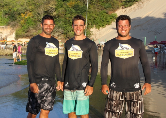 Alexandre, Natanael e Andrews são os instrutores do Flyboard