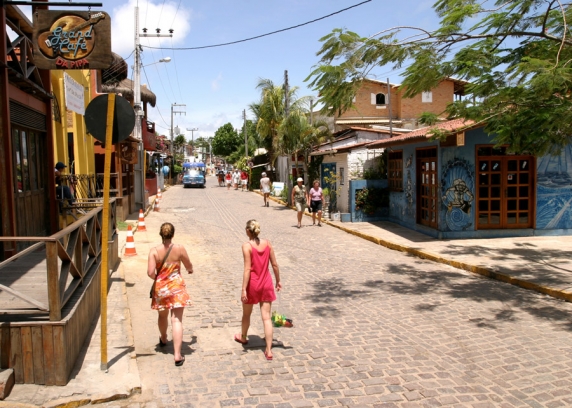 Avenida dos Golfinhos, a principal da vila de Pipa.