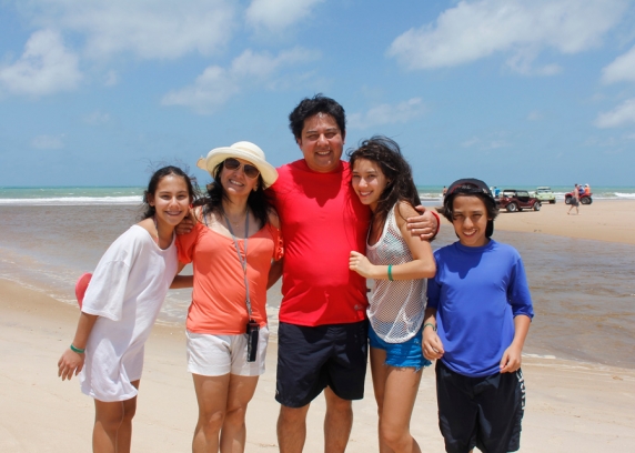 O casal Ricardo e Cristina, de São Paulo, com os filhos curtindo um dia no Punaú Eco Brasil, com passeio de buggy para conhecer a região, como a foz do rio Punaú