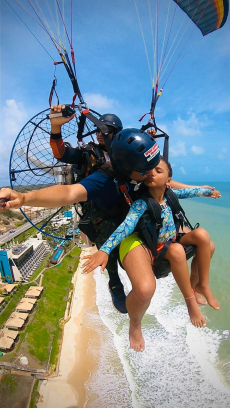 O carioca Bruno Ventura  com a filha Carolina, 7 anos, no voo de parapente com o piloto Nobre, sobrevoando os hotéis da Via Costeira, em Ponta Negra. 