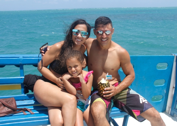 O casal Thaís e Alan com a filha Emanoella, de Praia Grande (SP), no passeio de barco da Marina Badauê, na praia de Pirangi.