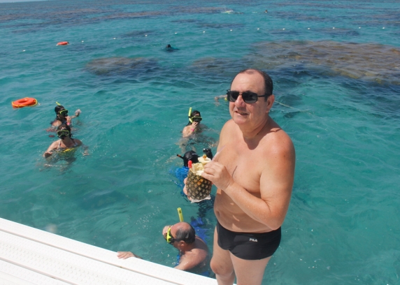 O catarinense Jairo, de balneário Camboriú, na plataforma da Maracajaú Diver, nos parrachos de Maracajaú, experimentando o hula-hula, o coquetel servido na própria fruta do abacaxi 