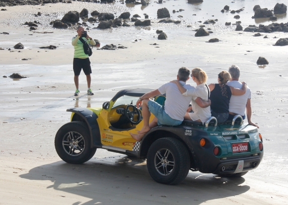 O bugueiro Kadmo registrando em foto o passeio de uma família de Florianópolis, na praia de Genipabu.