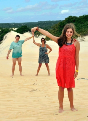 A família Bauer, de Santos/SP, com a filha Cristiane e os pais Érica e Georg, ao fundo, no passeio de buggy da Marazul no litoral Norte.