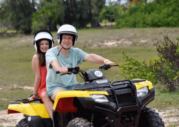 George Bauer com a filha Cristiane no passeio de quadriciclo com a Maracajau Diver, na praia de Maracajaú