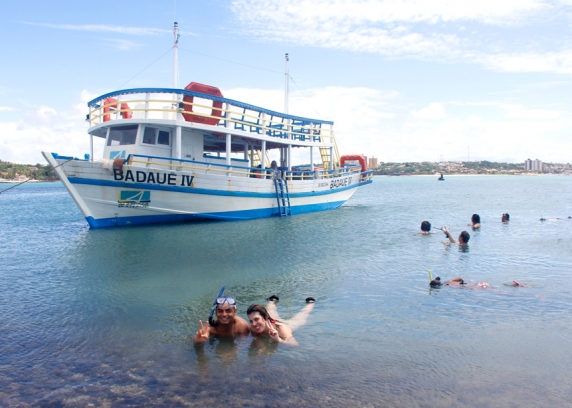 O casal Rodrigo e Renata, de Santo André, SP, nas Piscinas Naturais de Pirangi, no passeio de barco da Marina Badauê.