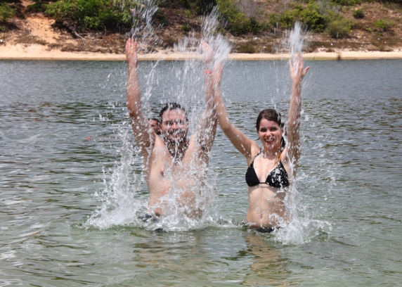 O casal Nícolas e Andyara, de São Paulo, no banho na lagoa de Alcaçuz, durante o passeio de quadriciclo da Terra Molhada.