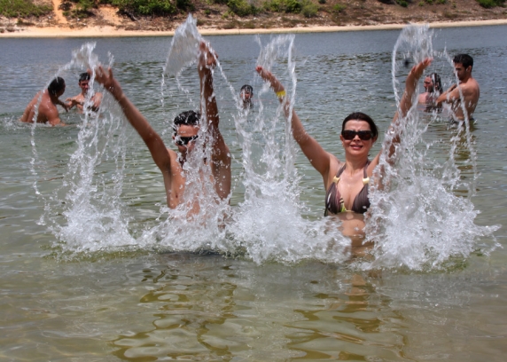 O casal de Uberaba, MG, Pierre e Eliana, na lagoa de Alcaçuz, durante passeio de quadriciclo da Terra Molhada.