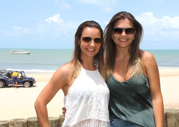 Juliane Affonso, do Rio de Janeiro, e Maysa Negri, de São Carlos (SP), na praia de Maracajaú, depois do mergulho nos parrachos com a Parrachos Praia Clube.