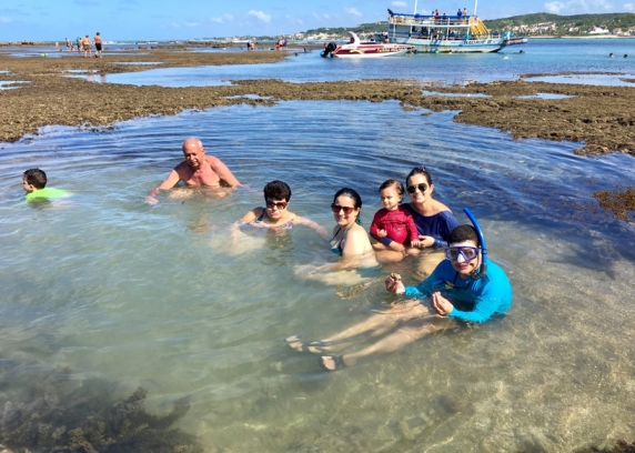 A família Oliveira, de Jundiaí, interior de São Paulo, curtiu o passeio de barco da Marina Badauê e as Piscinas Naturais de Pirangi.