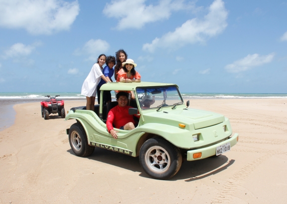 Ricardo com a mulher Cristina e os filhos Ricardinho, Gabriela e Fernanda no passeio de buggy pela Barra do Rio Punaú.