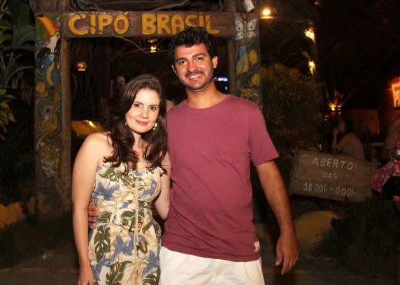 O casal Natália e Guilherme, de Bebedouro (interior de São Paulo), saindo da Pizzaria Cipó Brasil, em Ponta Negra.