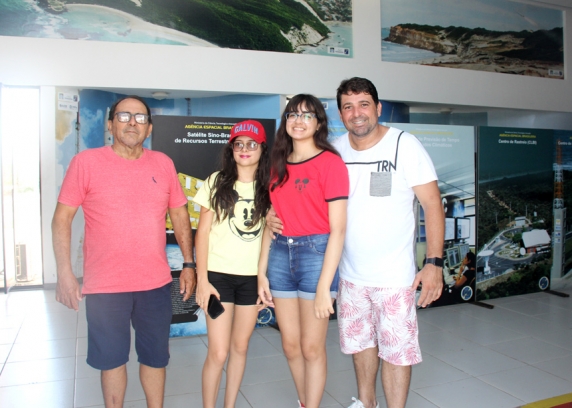 Ricardo de Pedreiras, MA, com o pai Francisco Júnior e as filhas Maria Eduarda e Isadora visitando o museu espacial da Barreira do Inferno, na Rota do Sol, entre Natal e Parnamirim, no litoral Sul.