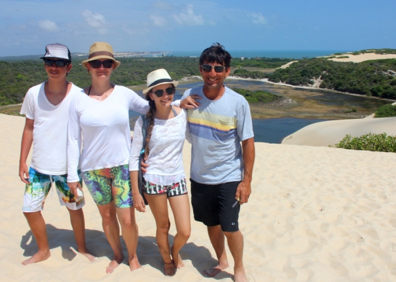 Família mineira nas dunas de Genipabu