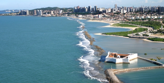 Fortaleza dos Reis Magos com as praias urbanas de Natal, como a do Forte, Meio e dos Artistas (ao fundo).