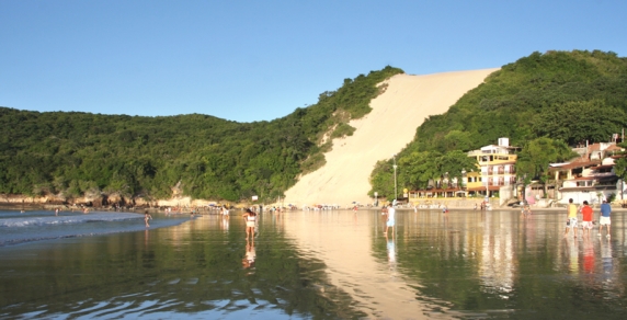 Praia de Ponta Negra com a vista do Morro do Careca.