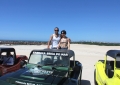 O casal paulista Marcelo e Kendra no passeio de buggy nas Dunas Móveis de Genipabu