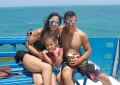 O casal Thaís e Alan com a filha Emanoella, de Praia Grande (SP), no passeio de barco da Marina Badauê, na praia de Pirangi.